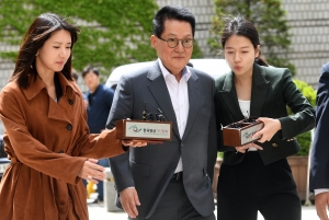 박지원 전 국정원장 법원 출석