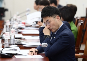 '상임위 보임' 첫 교육위 출석한 김남국