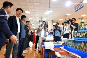 국회 과방위 소속 국민의힘 의원들 노량진수산시장 방문