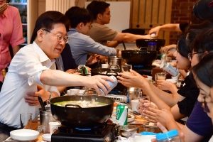 출입 기자들과 오찬하는 이재명 대표