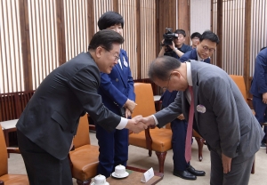 제헌절 경축식 사전 환담