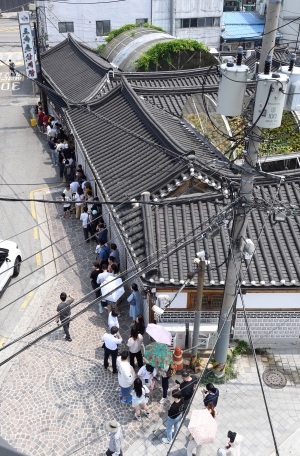 중복 맞아 북적이는 삼계탕 음식점