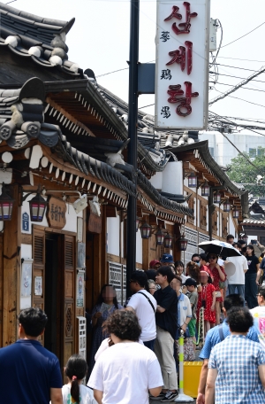 중복 맞아 북적이는 삼계탕 음식점