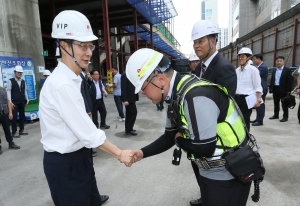 폭염 속 공사현장 찾은 한덕수 총리