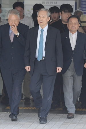 징역2년 선고 후 법원 나서는 김관진 전 국방부 장관