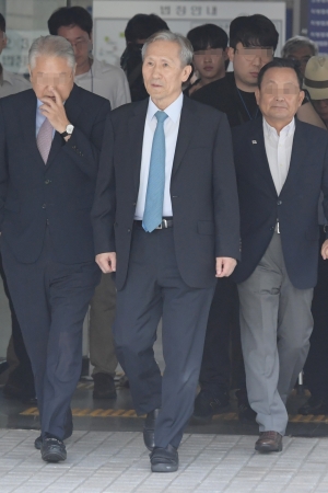 징역2년 선고 후 법원 나서는 김관진 전 국방부 장관