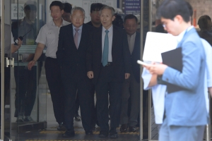 징역2년 선고 후 법원 나서는 김관진 전 국방부 장관