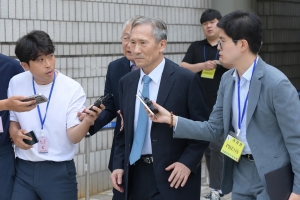 징역2년 선고 후 법원 나서는 김관진 전 국방부 장관