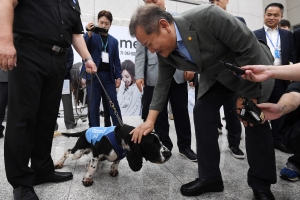 이상민 장관, 인천공항 세관 점검