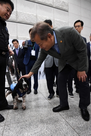 이상민 장관, 인천공항 세관 점검