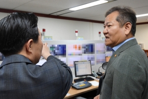 이상민 장관, 인천공항 세관 점검