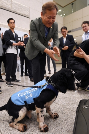 이상민 장관, 인천공항 세관 점검