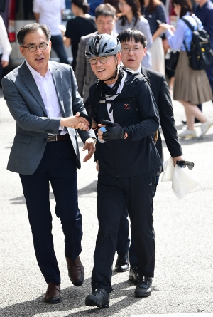 유인촌 문화체육관광부 장관 후보자 첫 출근