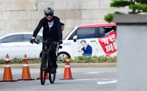 유인촌 문화체육관광부 장관 후보자 첫 출근