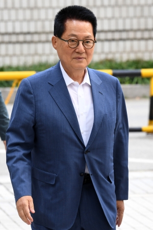 박지원 전 국정원장 공판 출석