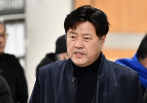 서울중앙지방법원 출석하는 김용 전 민주연구원 부원장