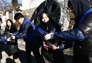 따뜻한 겨울나기 '사랑의 연탄 배달' 봉사활동