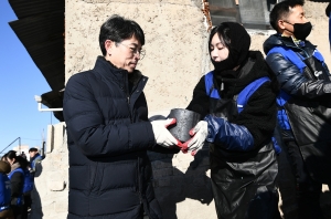 따뜻한 겨울나기 '사랑의 연탄 배달' 봉사활동