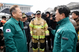 서천수산물특화시장 화재현장 찾은 윤석열과 한동훈