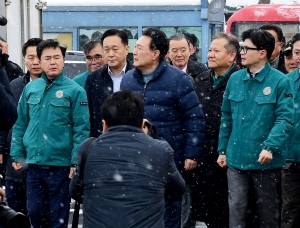 서천수산물특화시장 화재현장 찾은 윤석열과 한동훈