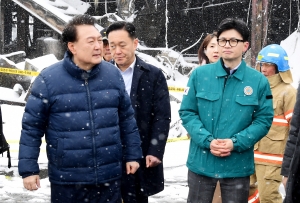 서천수산물특화시장 화재현장 찾은 윤석열과 한동훈