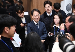 이원욱 의원 '새로운미래' 합류 관련 백브리핑-신용우 민주당 탈당 기자회견