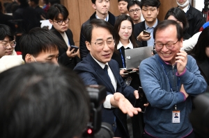 이원욱 의원 '새로운미래' 합류 관련 백브리핑-신용우 민주당 탈당 기자회견