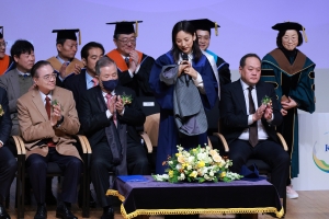 국민대 학위수여식 축사 나선 이효리