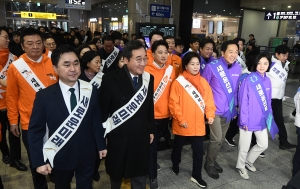 제3지대 정당 용산역 설 귀성인사