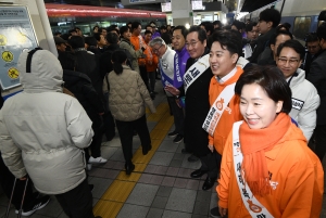 제3지대 정당 용산역 설 귀성인사