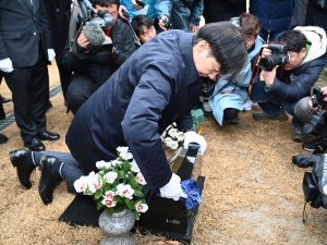 조국 전 법무부 장관 5·18민주묘지 참배