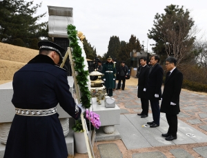 조국 전 법무부 장관 김대중 전 대통령 묘소 참배