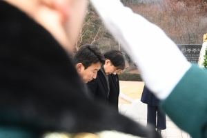 조국 전 법무부 장관 김영삼 전 대통령 묘역 참배