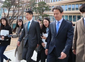 임종석 더불어민주당 공천 관련 기자회견 이동