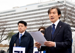 대통령실 앞에서 발언하는 조국 대표