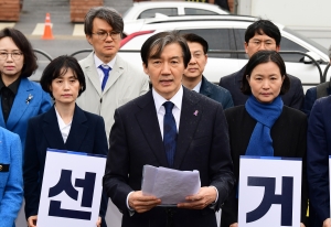 대통령실 앞에서 발언하는 조국 대표