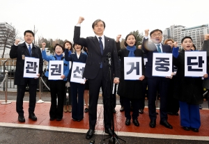 대통령실 앞에서 발언하는 조국 대표