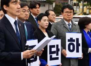 대통령실 앞에서 발언하는 조국 대표