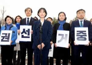 대통령실 앞에서 발언하는 조국 대표