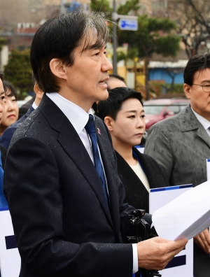 대통령실 앞에서 발언하는 조국 대표