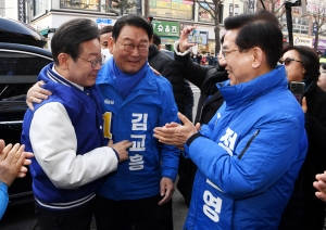 인천 정서진중앙시장 방문한 이재명 대표