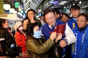 인천 정서진중앙시장 방문한 이재명 대표