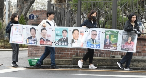 제22대 국회의원 선거 벽보 부착하는 서울시 선관위 
