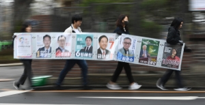 제22대 국회의원 선거 벽보 부착하는 서울시 선관위