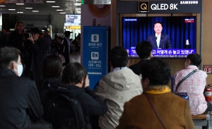 윤석열 대통령 대국민 담화 지켜보는 시민들