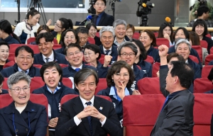 출구조사에 환호하는 조국혁신당