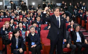 출구조사에 환호하는 조국혁신당