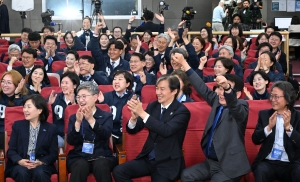 출구조사에 환호하는 조국혁신당