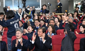 출구조사에 환호하는 조국혁신당