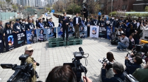 효창공원 광장서 지지자들 만난 조국